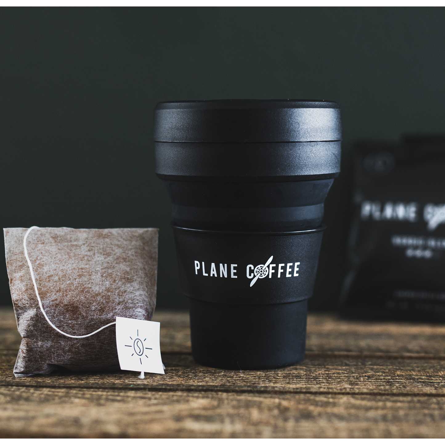 Plane Coffee Stojo kopp er en perfekt reisekopp. Ideell for kaffe og te og er helt sammenleggbar. Genial for pendling, fjelltur eller reising. Tar lite plass og veier nesten ingenting. 